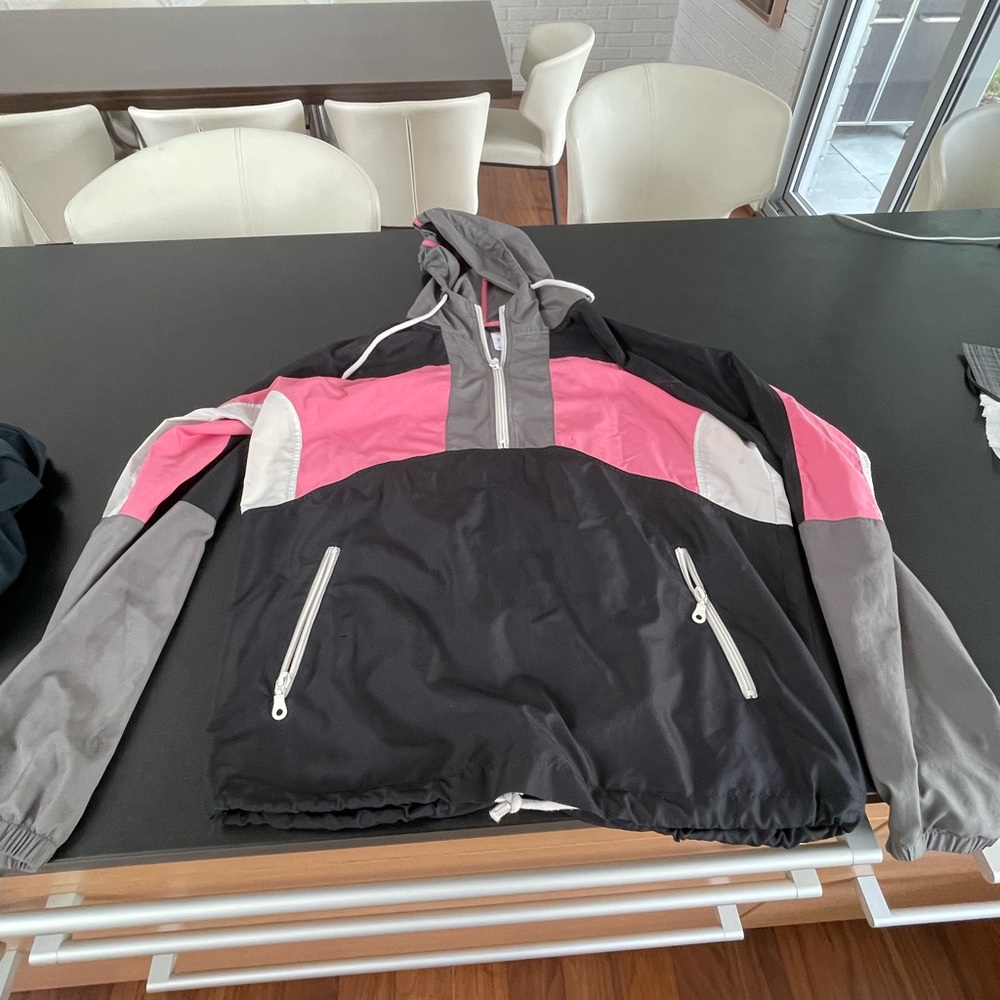Urban Outfitters.windbreaker 1/4 zip jacket Pullover/hood. Gray/Pink/White/bk